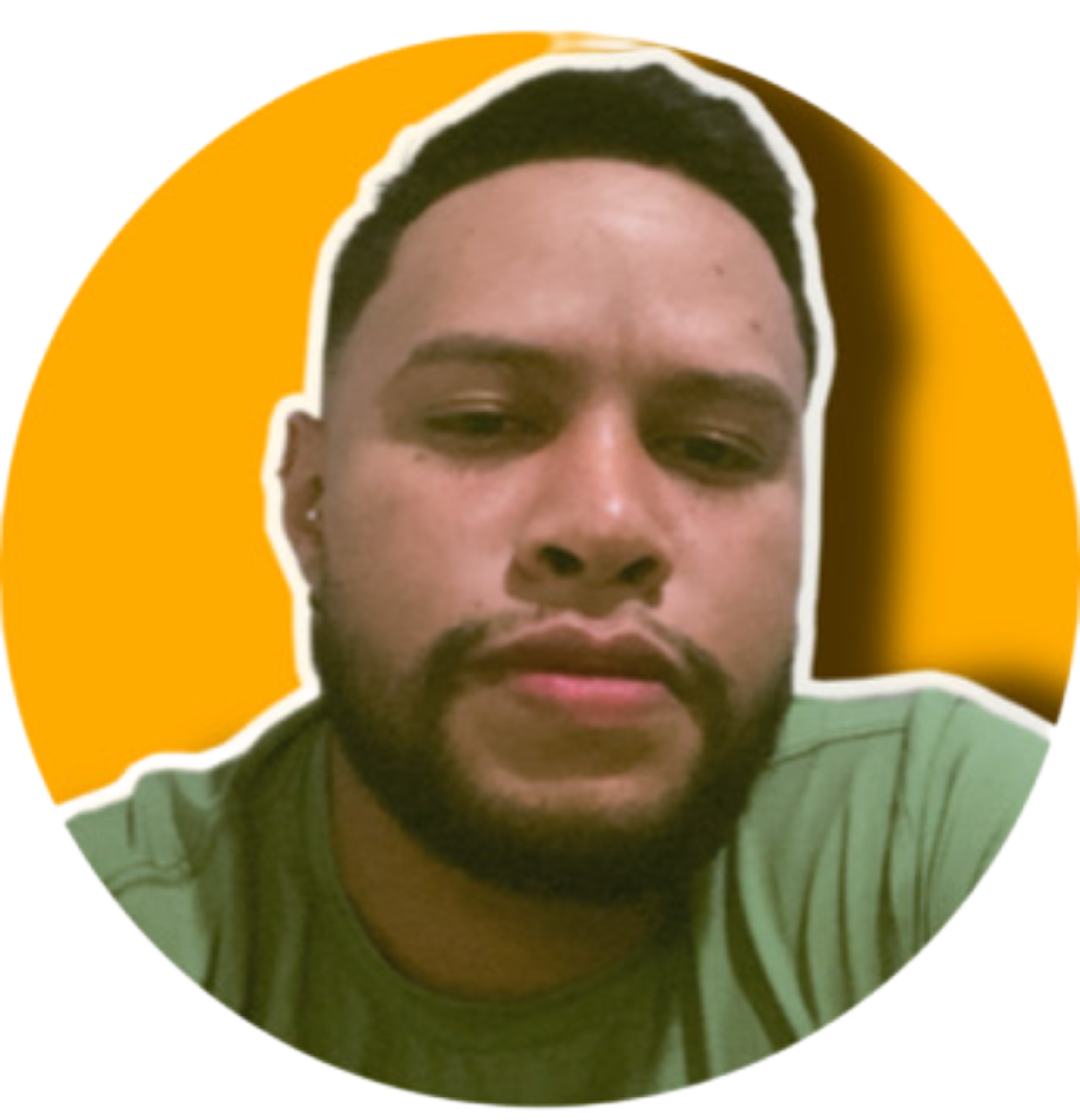 Uma foto de Lennard de perfil com camisa verde e fundo amarelo